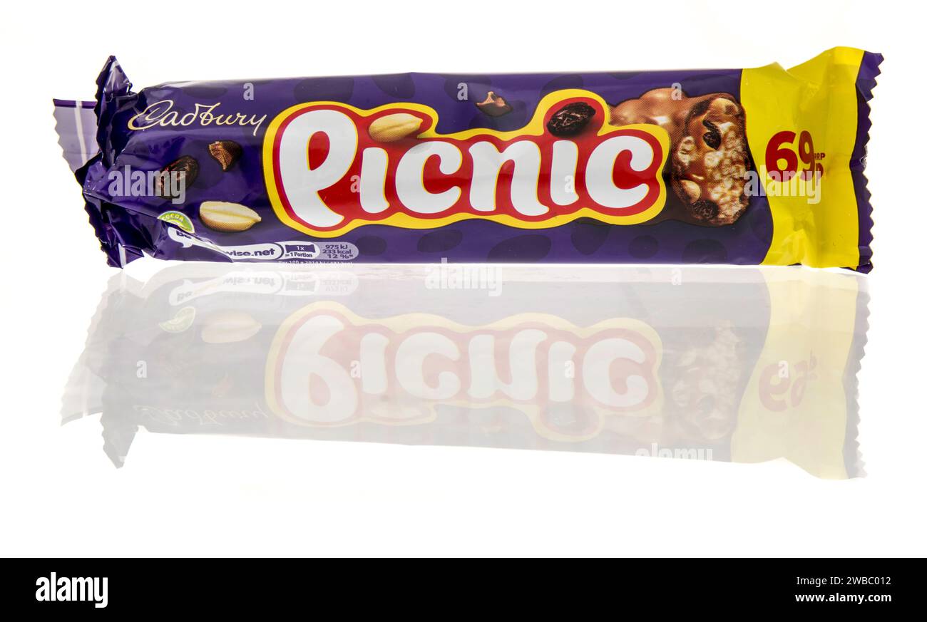 Winneconne, WI - 9 janvier 2024 : un paquet de Candy bar pique-nique Cadbury sur un fond isolé. Banque D'Images
