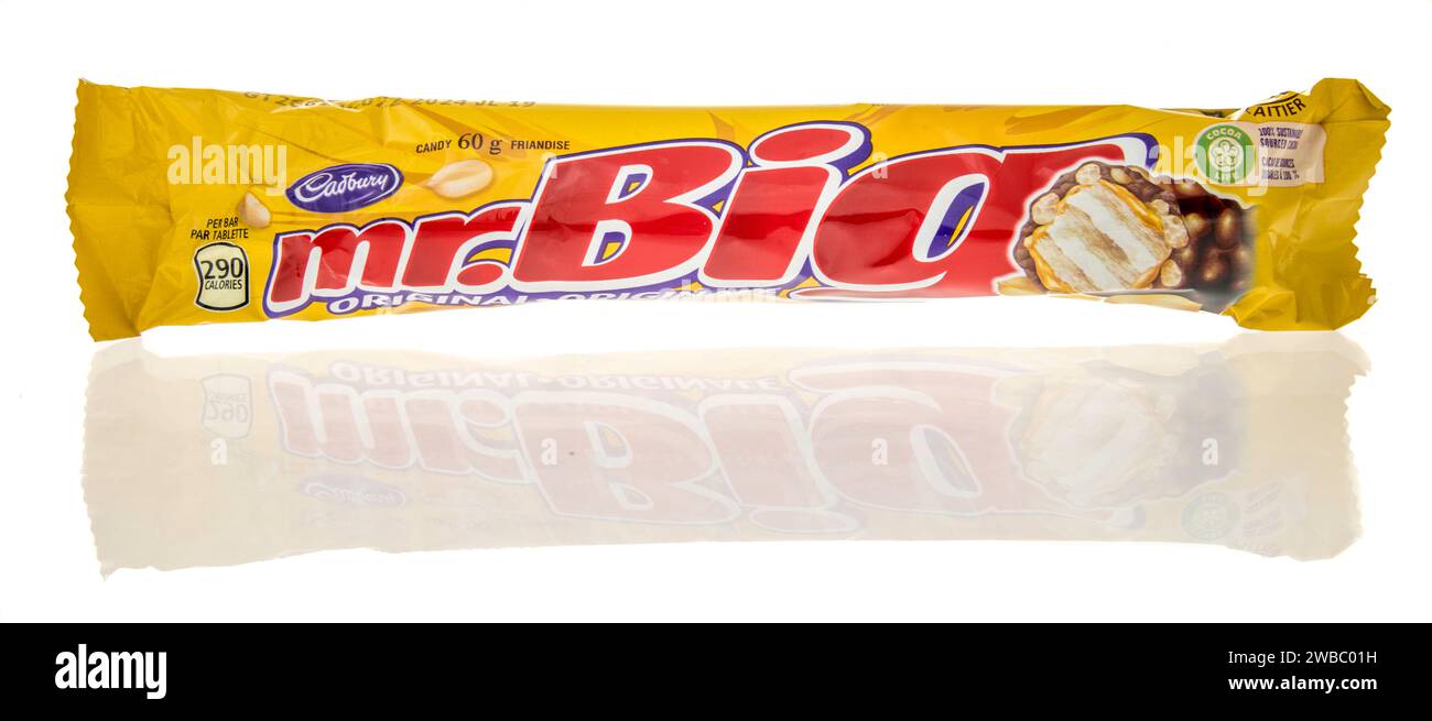 Winneconne, WI - 9 janvier 2024 : un paquet de barre de bonbons Cadbury MR Big sur un fond isolé. Banque D'Images