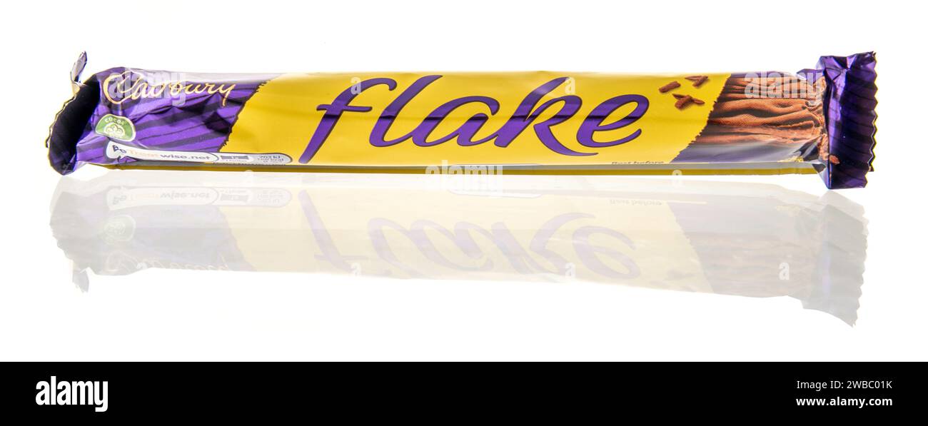 Winneconne, WI - 9 janvier 2024 : un paquet de Candy bar Cadbury Flake sur fond isolé. Banque D'Images