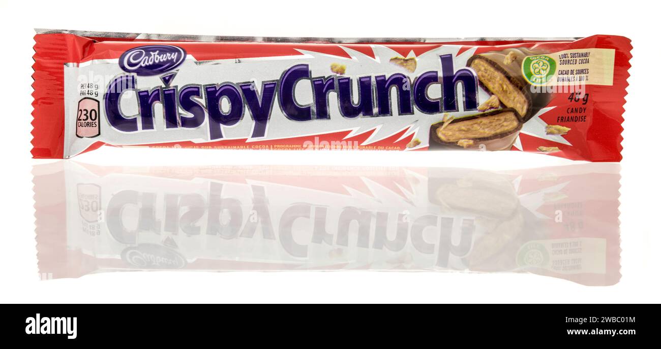 Winneconne, WI - 9 janvier 2024 : un paquet de barre de bonbons Cadbury Crispy Crunch sur un fond isolé. Banque D'Images