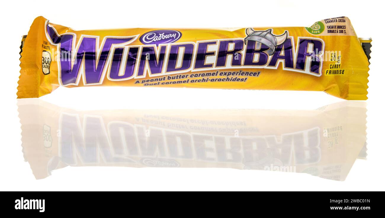 Winneconne, WI - 9 janvier 2024 : un paquet de Candy bar Cadbury Wunderbar sur fond isolé. Banque D'Images