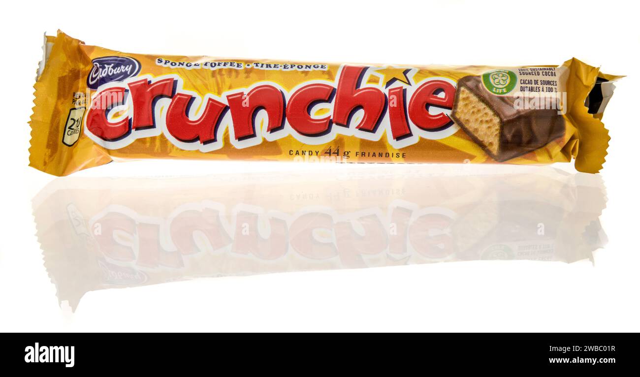 Winneconne, WI - 9 janvier 2024 : un paquet de Candy bar Cadbury Crunchie sur fond isolé. Banque D'Images