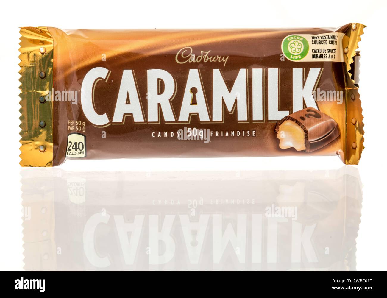 Winneconne, WI - 9 janvier 2024 : un paquet de Candy bar Cadbury Caramilk sur fond isolé. Banque D'Images