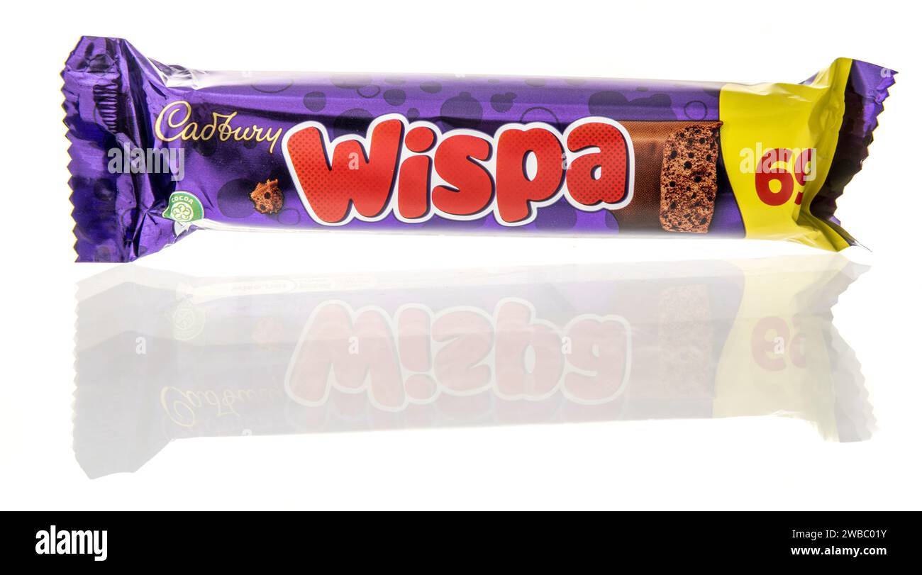 Winneconne, WI - 9 janvier 2024 : un paquet de Candy bar Wispa Cadbury sur un fond isolé. Banque D'Images