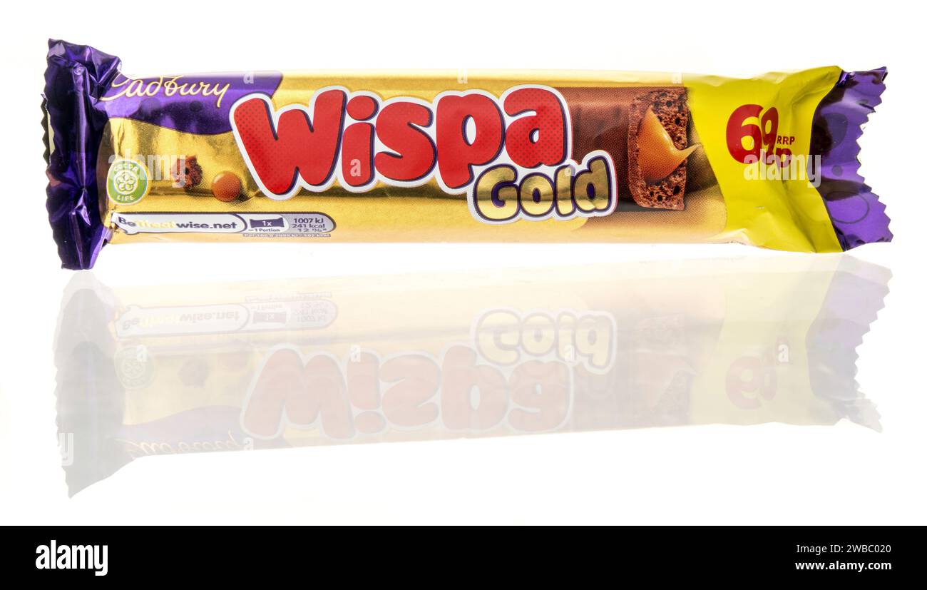 Winneconne, WI - 9 janvier 2024 : un paquet de barre de bonbons en or Cadbury Wispa sur un fond isolé. Banque D'Images