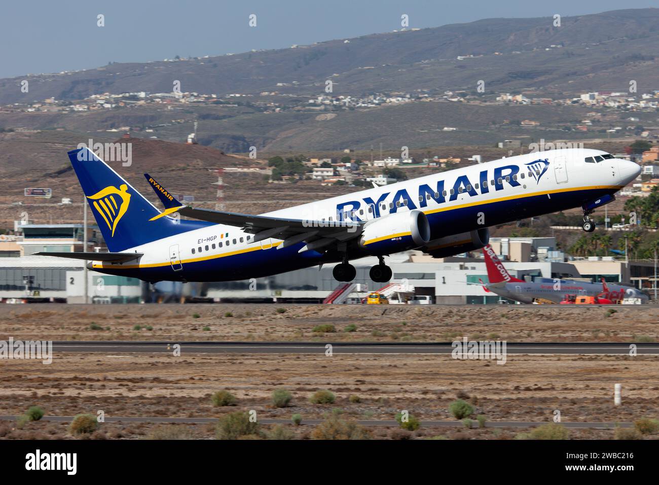 Un Boeing 737-8-200-MAX de Ryanair qui sort de l'aéroport de Tenerife sur-Reina SofÌa. Le 737 MAX, le plus vendu de Boeing, risque d'être à nouveau au sol après le dernier incident d'Alaska Airline lorsqu'un panneau de cabine éclate pendant le décollage. Banque D'Images