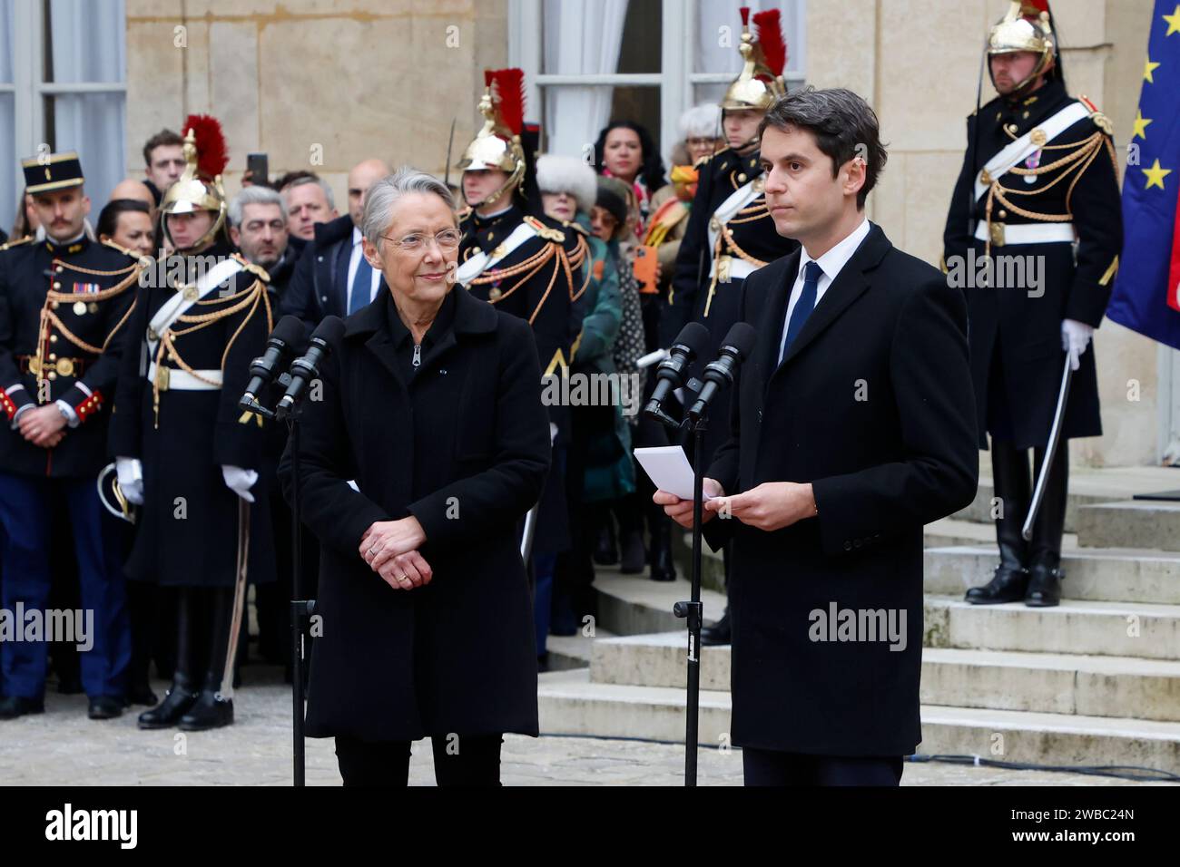 Pékin, France. 9 janvier 2024. Gabriel Attal (à droite, devant) prononce un discours lors de la cérémonie de transfert de pouvoir à l'Hôtel Matignon, résidence officielle du Premier ministre de France à Paris, France, le 9 janvier 2024. Le président français Emmanuel Macron a nommé mardi Gabriel Attal Premier ministre suite à la démission de l’ancienne chef du gouvernement Elisabeth borne, a annoncé le palais présidentiel, l’Elysée. Crédit : RIT Heize/Xinhua/Alamy Live News Banque D'Images