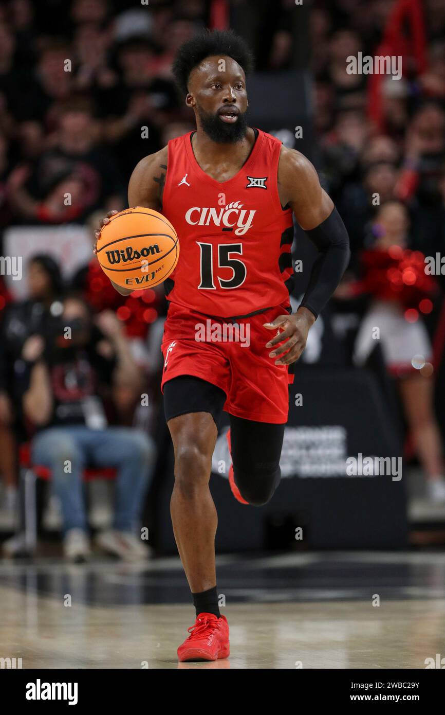 CINCINNATI, OH - JANUARY 09: Cincinnati Bearcats forward John Newman III (15) controls the ball during the game against the Texas Longhorns and the Cincinnati Bearcats on January 9, 2024, at Fifth Third Arena in Cincinnati, OH. (Photo by Ian Johnson/Icon Sportswire) (Icon Sportswire via AP Images) Banque D'Images