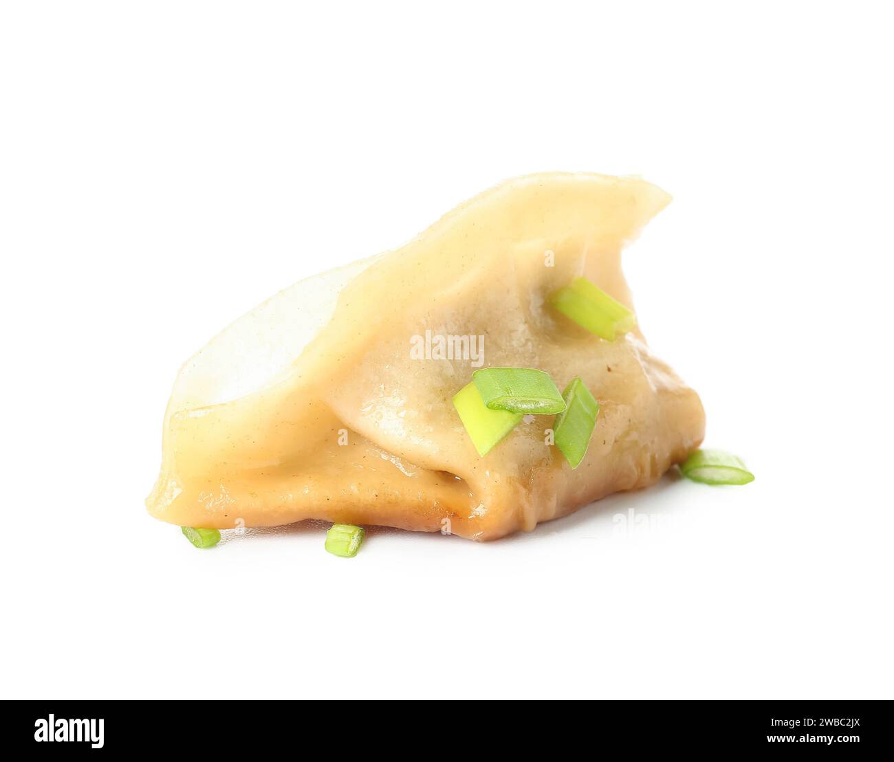 Savoureuse jiaozi chinoise avec oignon vert sur fond blanc Banque D'Images