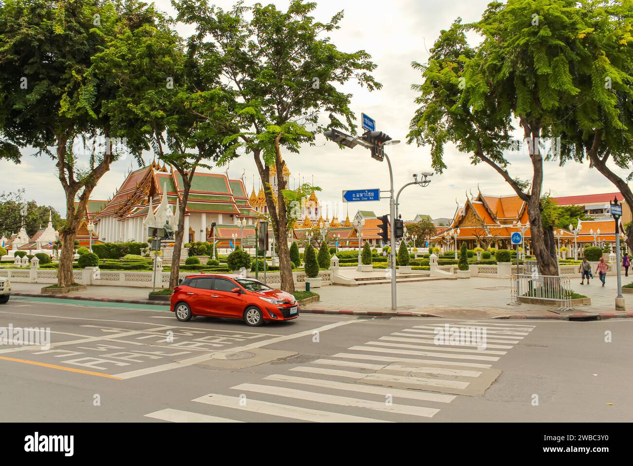 Bangkok, Thaïlande, le 23 mars 2022 : Ratchadamnoen Avenue est une route historique dans les districts de Phra Nakhon et Dusit à Bangkok, en Thaïlande Banque D'Images