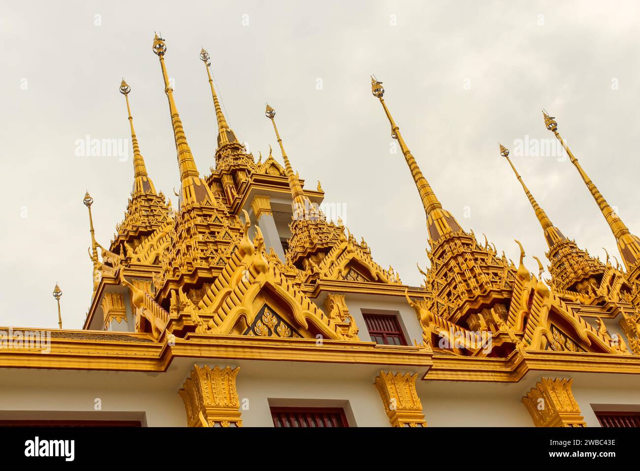 Bangkok, Thaïlande. Loha Prasat, qui signifie château de fer ou monastère de fer. Loha Prasat ou château de fer est une partie du temple bouddhiste Wat Ratchanatdaram. Banque D'Images