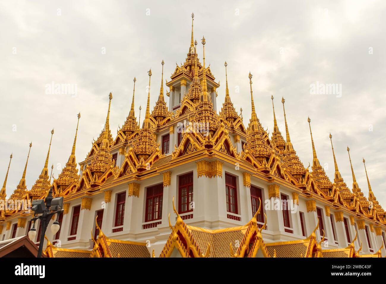 Wat Ratchanatdaram Woravihara, temple Loha Prasat à Bangkok. C'était un après-midi chaud et humide de saison humide. Banque D'Images