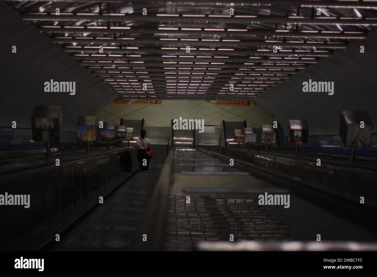 Dim Urban Escalator Descent Night Commuter Station Shadow Banque D'Images