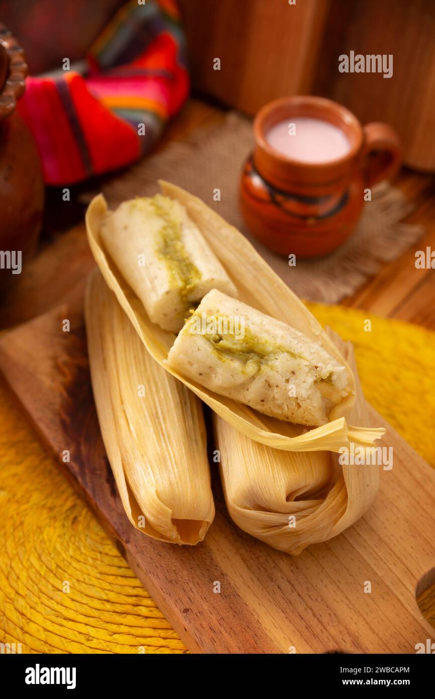 Tamales. Plat hispanique typique du Mexique et de certains pays d'Amérique latine. Pâte de maïs enveloppée dans des feuilles de maïs. Les tamales sont cuits à la vapeur. Banque D'Images