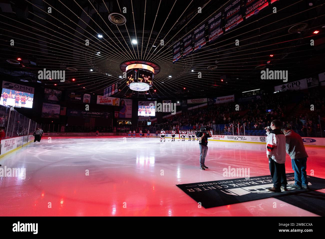 7 janvier 2024 : Utica Comets et Laval Rocket Players se tiennent debout lors de l’hymne national. Les Utica Comets ont accueilli le Rocket de Laval dans un match de la Ligue américaine de hockey au Adirondack Bank Center à Utica, New York. (Jonathan Tenca/CSM) Banque D'Images