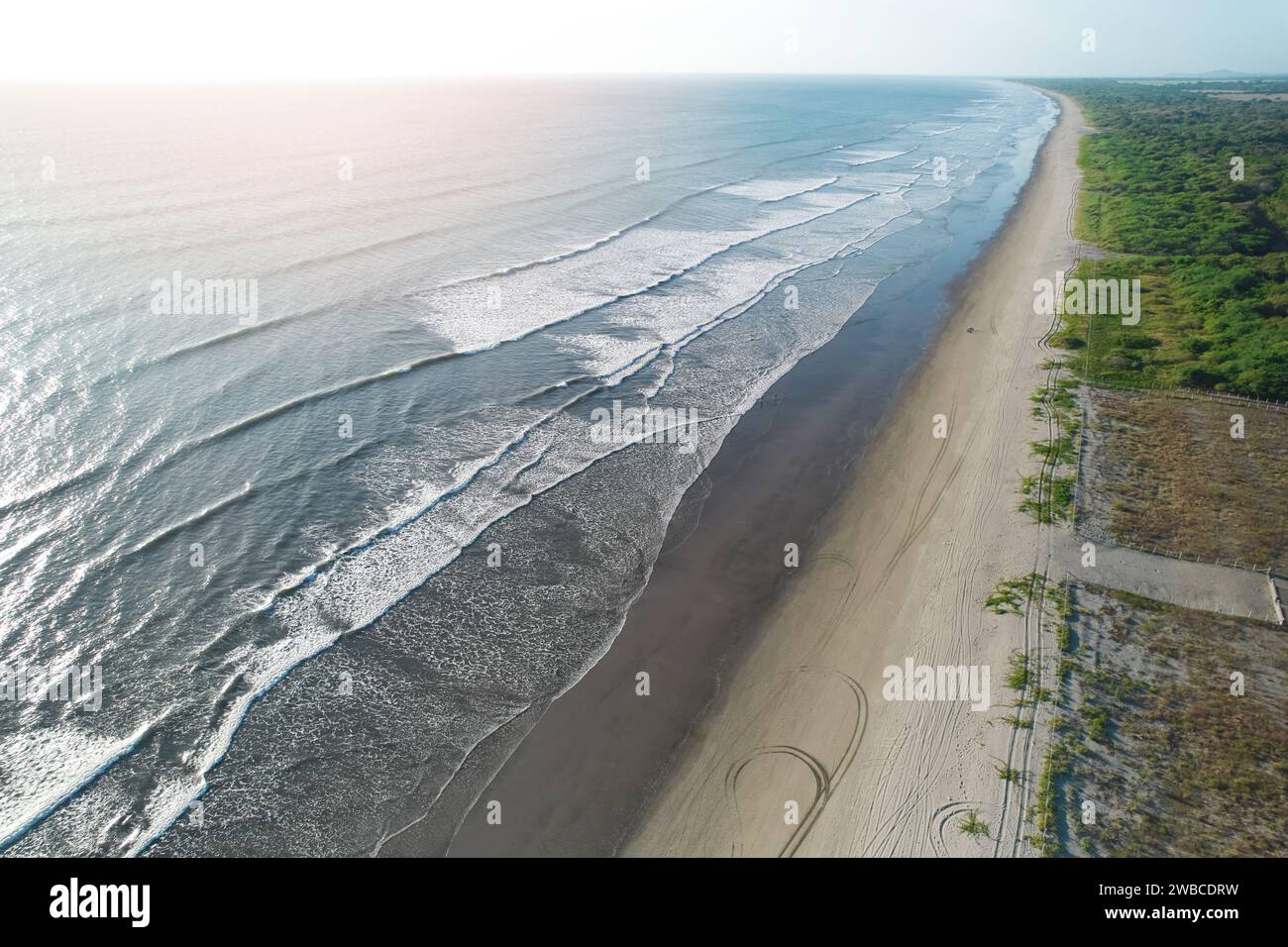 Vue aérienne de drone de plage d'océan propre long sur l'heure de coucher du soleil Banque D'Images