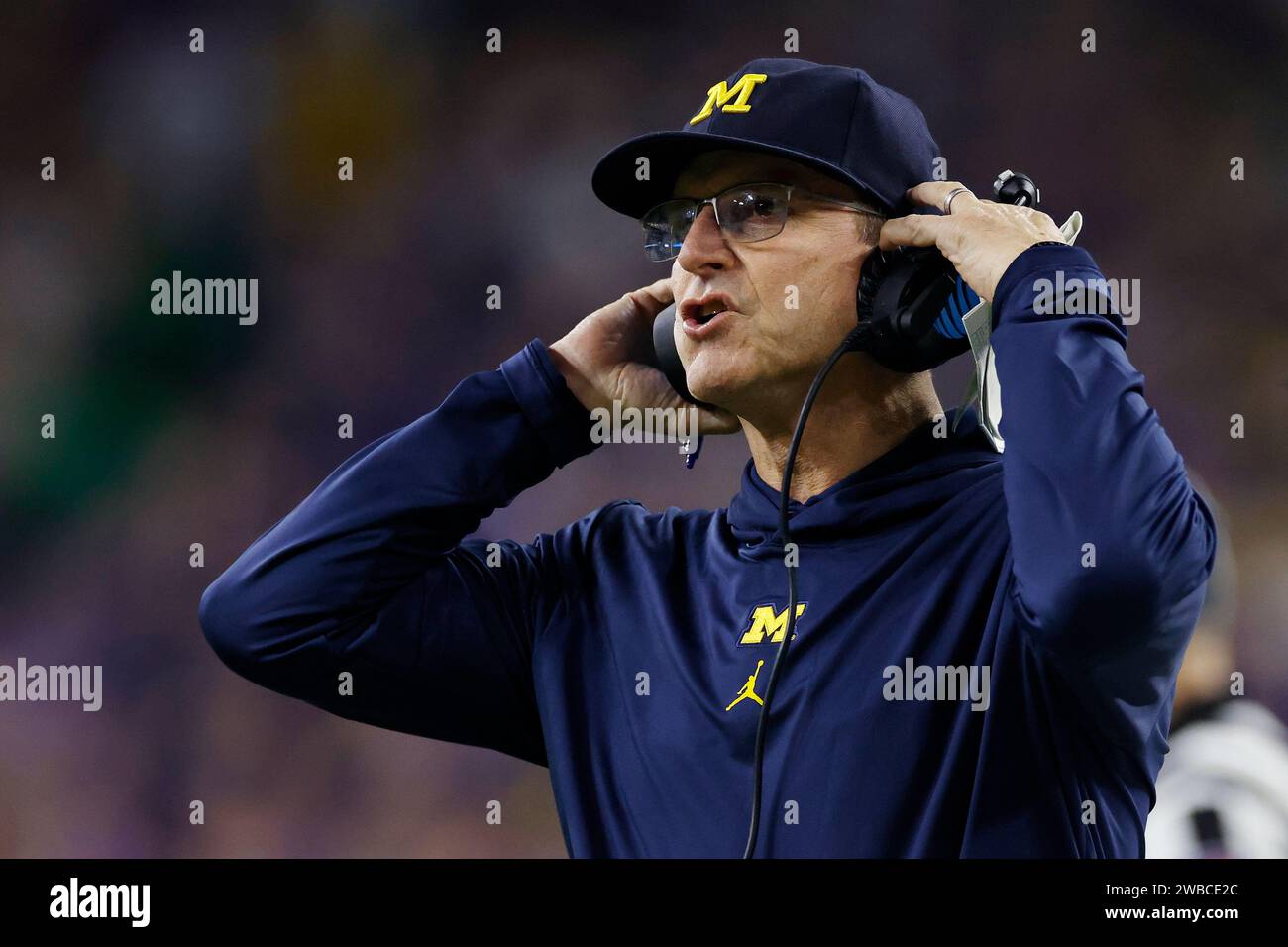 HOUSTON, TX - 08 JANVIER : Jim Harbaugh, entraîneur-chef des Michigan Wolverines, regarde pendant le Championnat national CFP contre les Huskies de Washington le 8 janvier 2024 au NRG Stadium de Houston, Texas. (Photo de Joe Robbins/image du sport) Banque D'Images