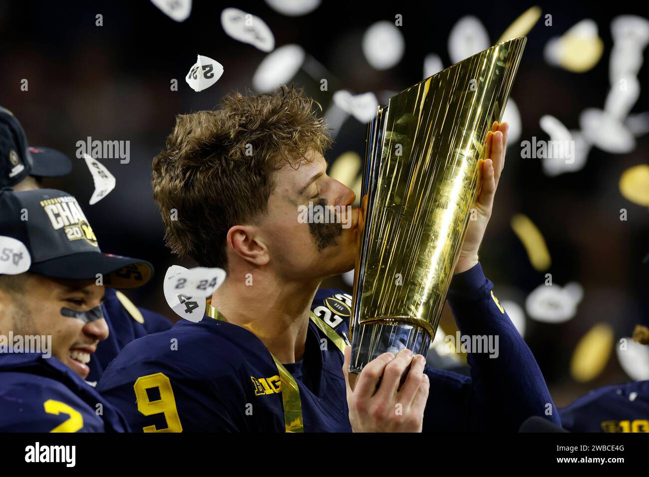 HOUSTON, TX - 08 JANVIER : le quarterback des Michigan Wolverines J.J. McCarthy (9 ans) célèbre après le Championnat national CFP contre les Huskies de Washington le 08 janvier 2024 au NRG Stadium de Houston, Texas. (Photo de Joe Robbins/image du sport) Banque D'Images