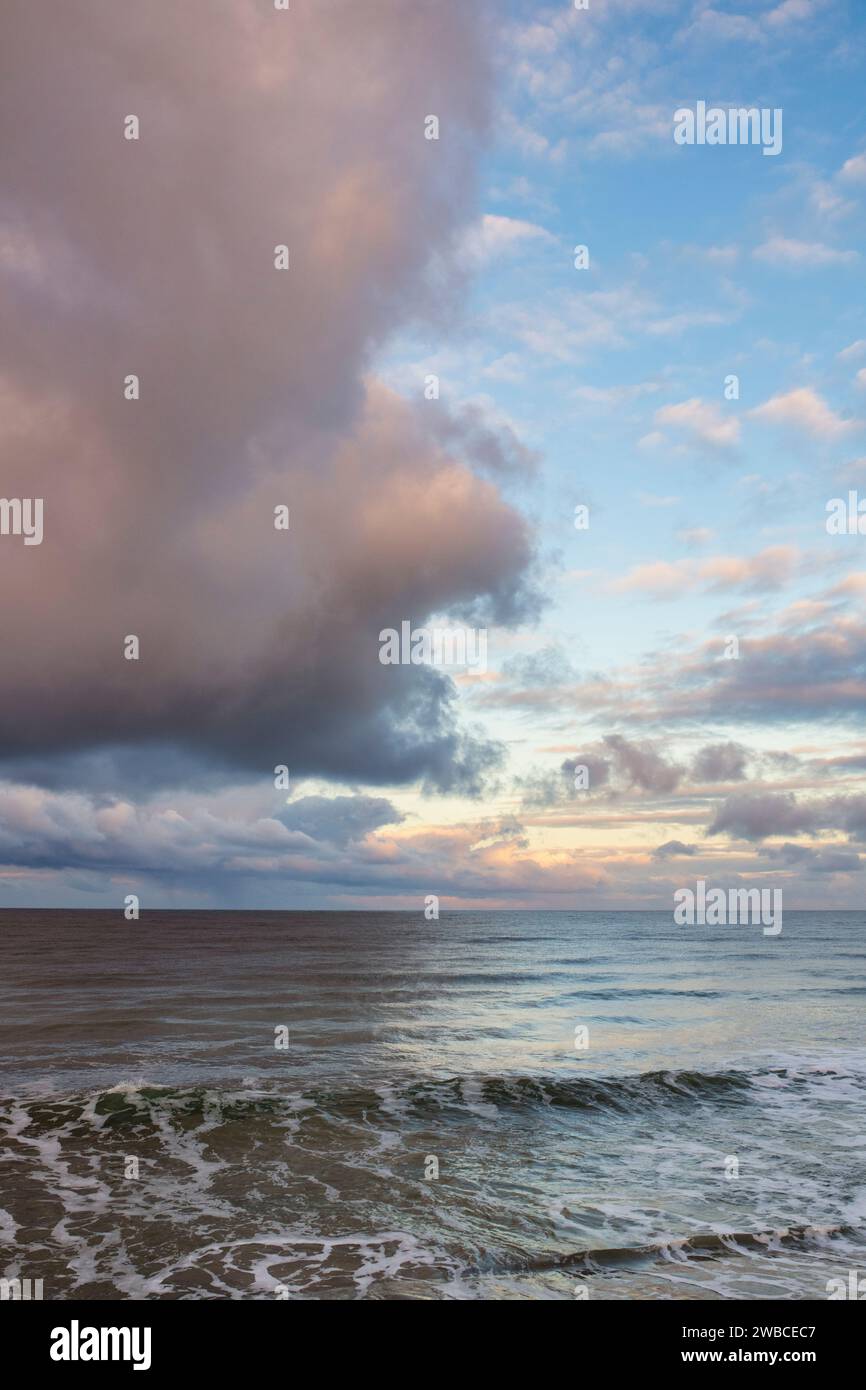Nuages sombres et ciel bleu à travers le nord de la plage de Findhorn. Morayshire, Écosse Banque D'Images