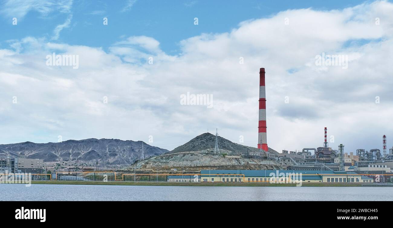 Karabash, Russie - 20 juin 2023 : Panorama de la fonderie de cuivre de Karabashmed. Derrière le bâtiment se trouvent des décharges de scories industrielles et des montures chauves. Terres industriellesc Banque D'Images