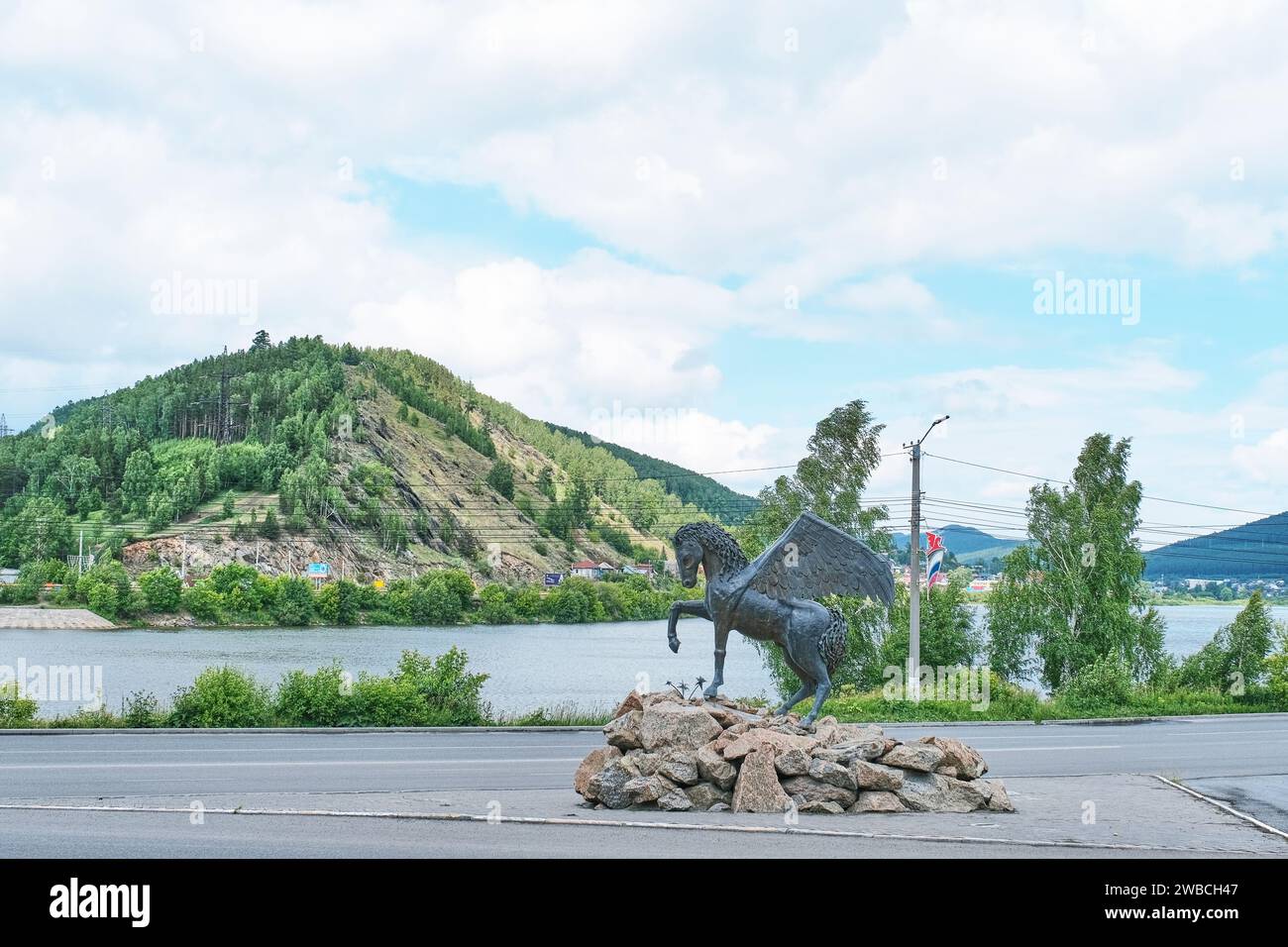 Zlatoust, Russie - 20 juin 2023 : Sculpture du mythique cheval ailé, situé près de la station d'eau. En laiton, 2014, auteur Chirkov. Symbole de la ville. Banque D'Images
