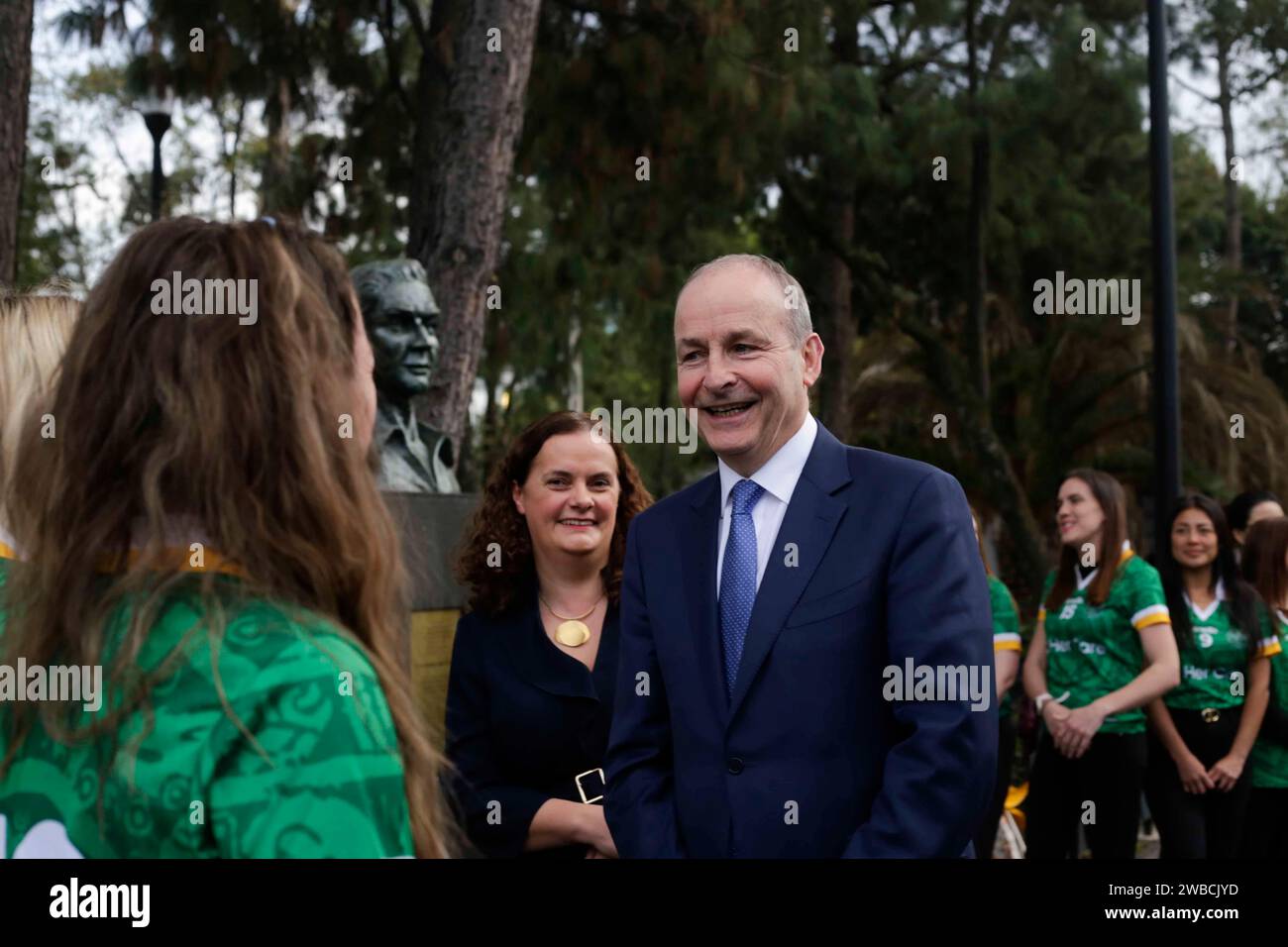 Mexico, Mexique. 09 janvier 2024. Arrivée du Tánaiste (vice-Premier ministre irlandais) et ministre des Affaires étrangères et de la Défense, Micheál Martin, sur la place où se trouve le buste de John Reilly, où il a eu une brève conversation avec des membres de la communauté irlandaise. Crédit : Luis E Salgado/Alamy Live News Banque D'Images