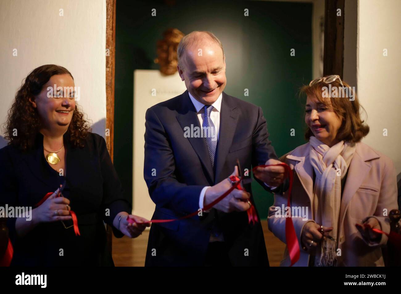 Mexico, Mexique. 09 janvier 2024. Au centre, le Tánaiste (vice-premier ministre irlandais) et le ministre des Affaires étrangères et de la Défense, Micheál Martin, coupent un ruban et ouvrent officiellement la salle commémorative en l'honneur des St. Patricks. Crédit : Luis E Salgado/Alamy Live News Banque D'Images