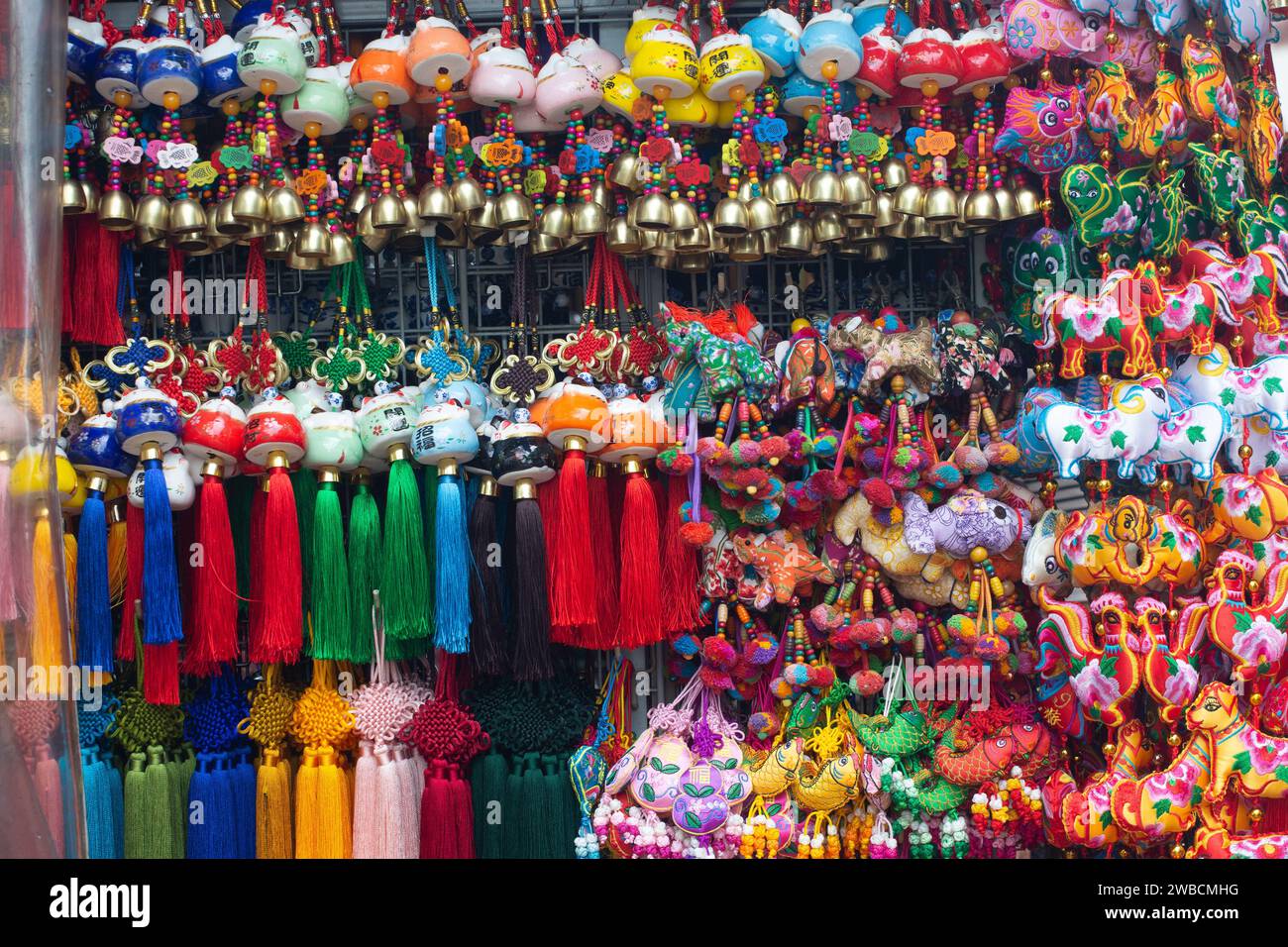 Décoration souvenir colorée d'ornements orientaux, Chinatown, Singapour. 2024 Banque D'Images