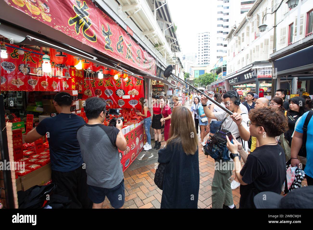 Janvier 2024. L'équipe de télévision filmant des célébrités chinoises de Hong Kong accueille des hôtes visitant un stand de rue extérieur à Chinatown pendant la période festive de CNY, Singapour. Banque D'Images