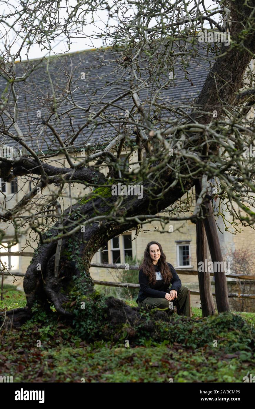 Scientifique et communicatrice sur le climat et la biodiversité, Megan McCubbin lance le prix Time + Space du National Trust, inspiré par « l'héritage du confinement d'Isaac Newton » pour les enfants de 16-25 ans de la maison d'enfance de Newton dans le Lincolnshire, où il a connu son « année des merveilles ». Date de publication : mercredi 10 janvier 2024. Banque D'Images