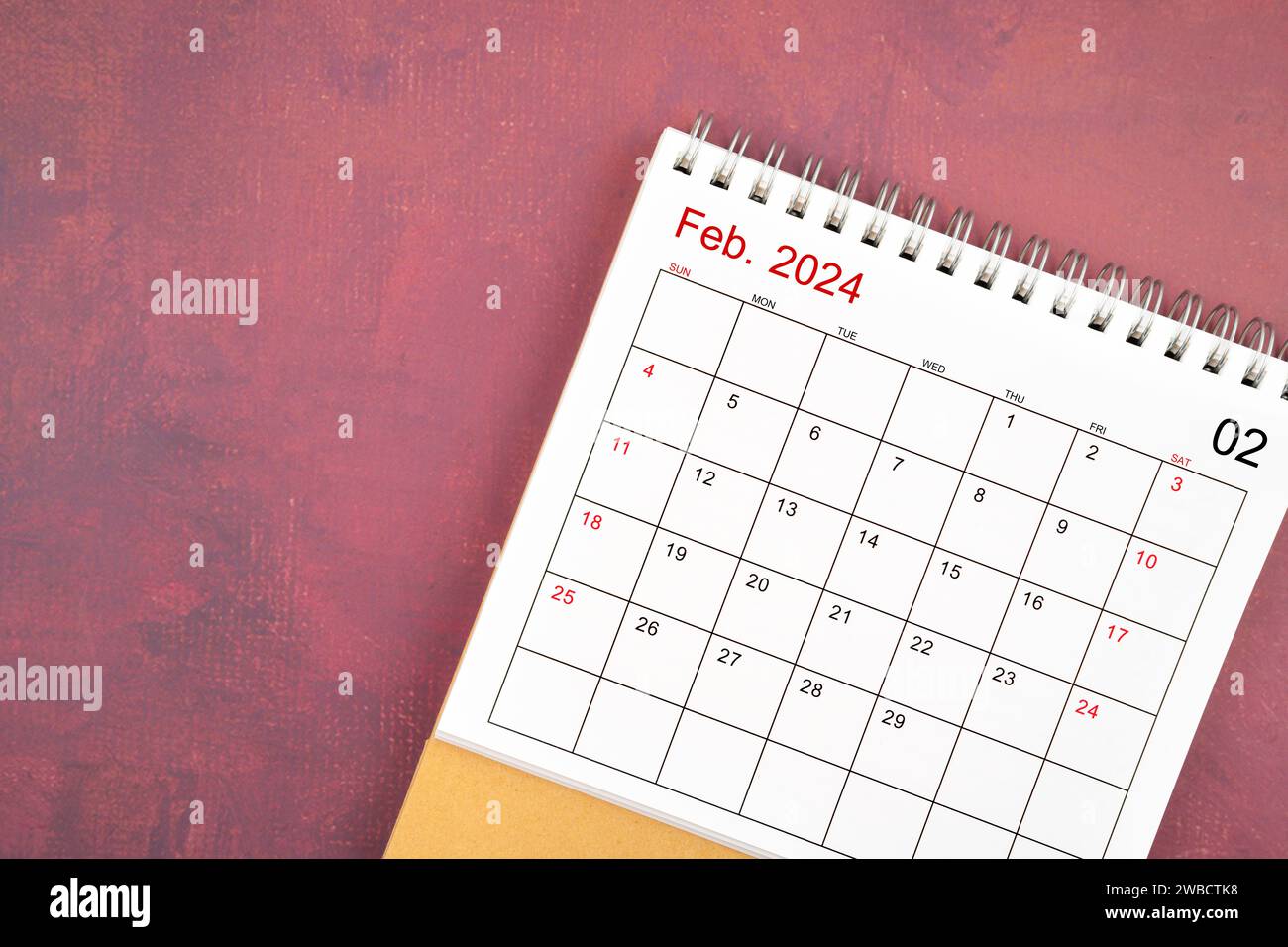 Calendrier de bureau de février 2024 sur fond de couleur rouge. Banque D'Images