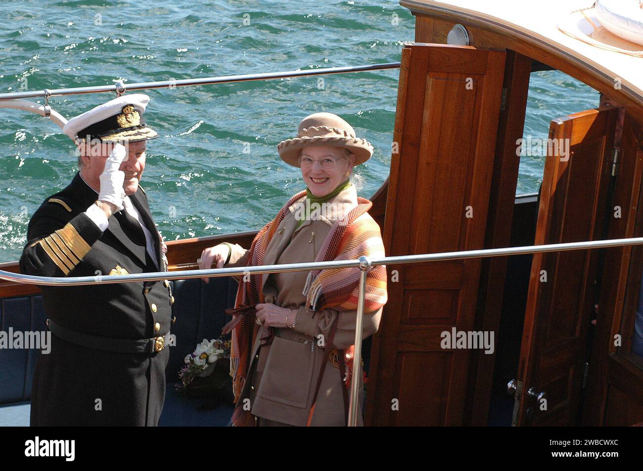 HM la Reine Margrethe II et mari prince Hnerik officiel à bord du navire Royal Danneborg comme d'habitude chaque année et couple royal navigueront de Copenhague à Hillingoer ville et déjeuner sur le navire aujourd'hui vendredi 28,2006 avril Copenhague Danemark Banque D'Images