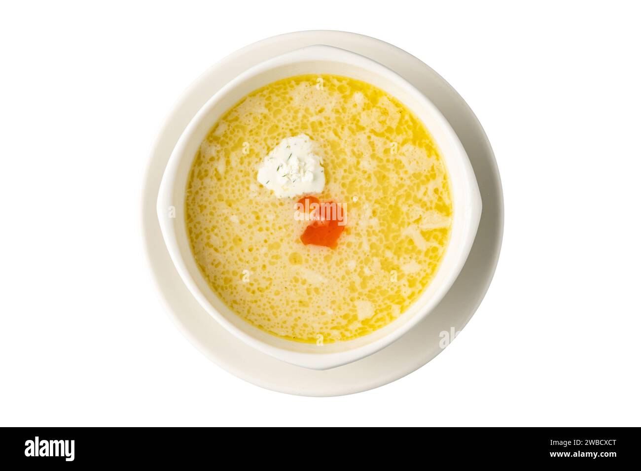 Soupe de poisson assaisonnée sur une assiette en porcelaine blanche Banque D'Images