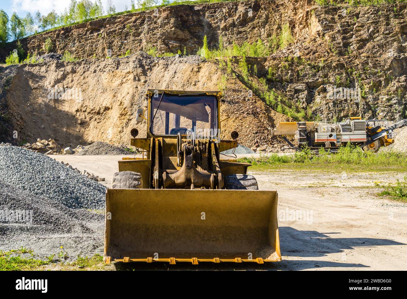 Chargeuse sur pneus dans une carrière Banque D'Images