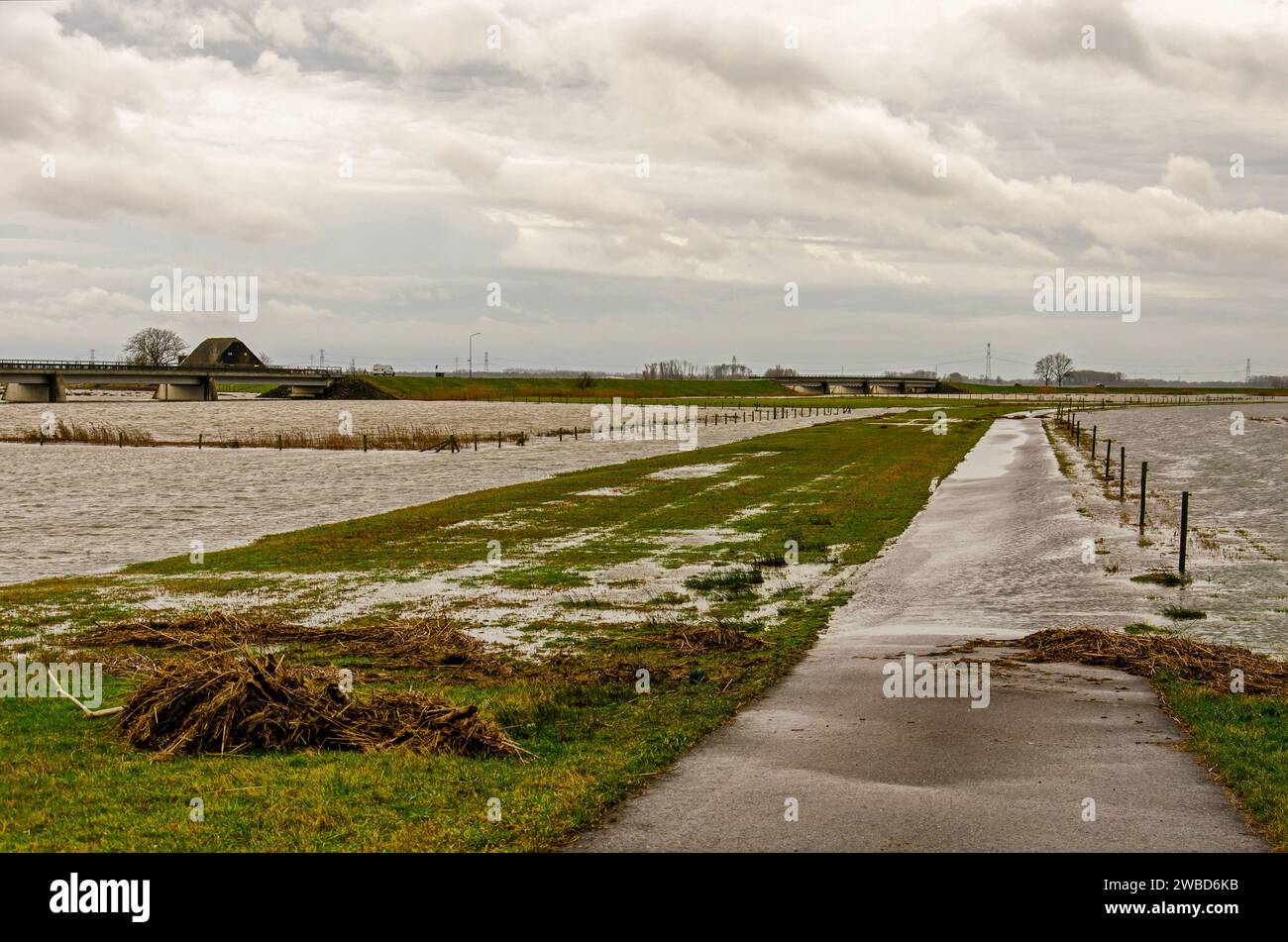Werkendam, pays-Bas, le 29 décembre 2024 : traversée par l'eau du seuil entre la rivière et les canaux secondaires dans le cadre de la salle pour le ri Banque D'Images