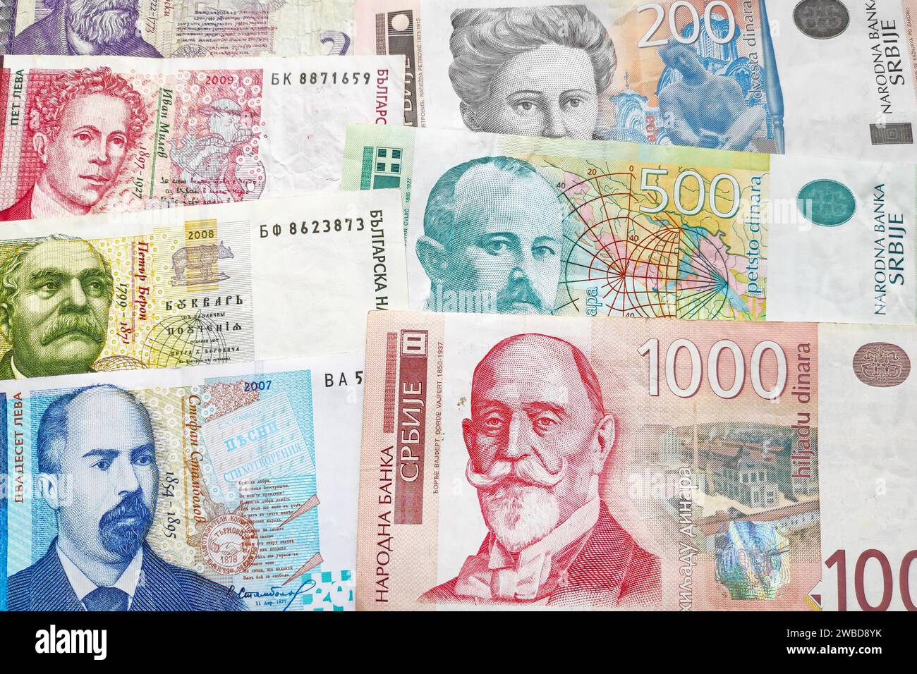 Gros plan sur une pile de Lev bulgare et Dinar serbe. Banque D'Images