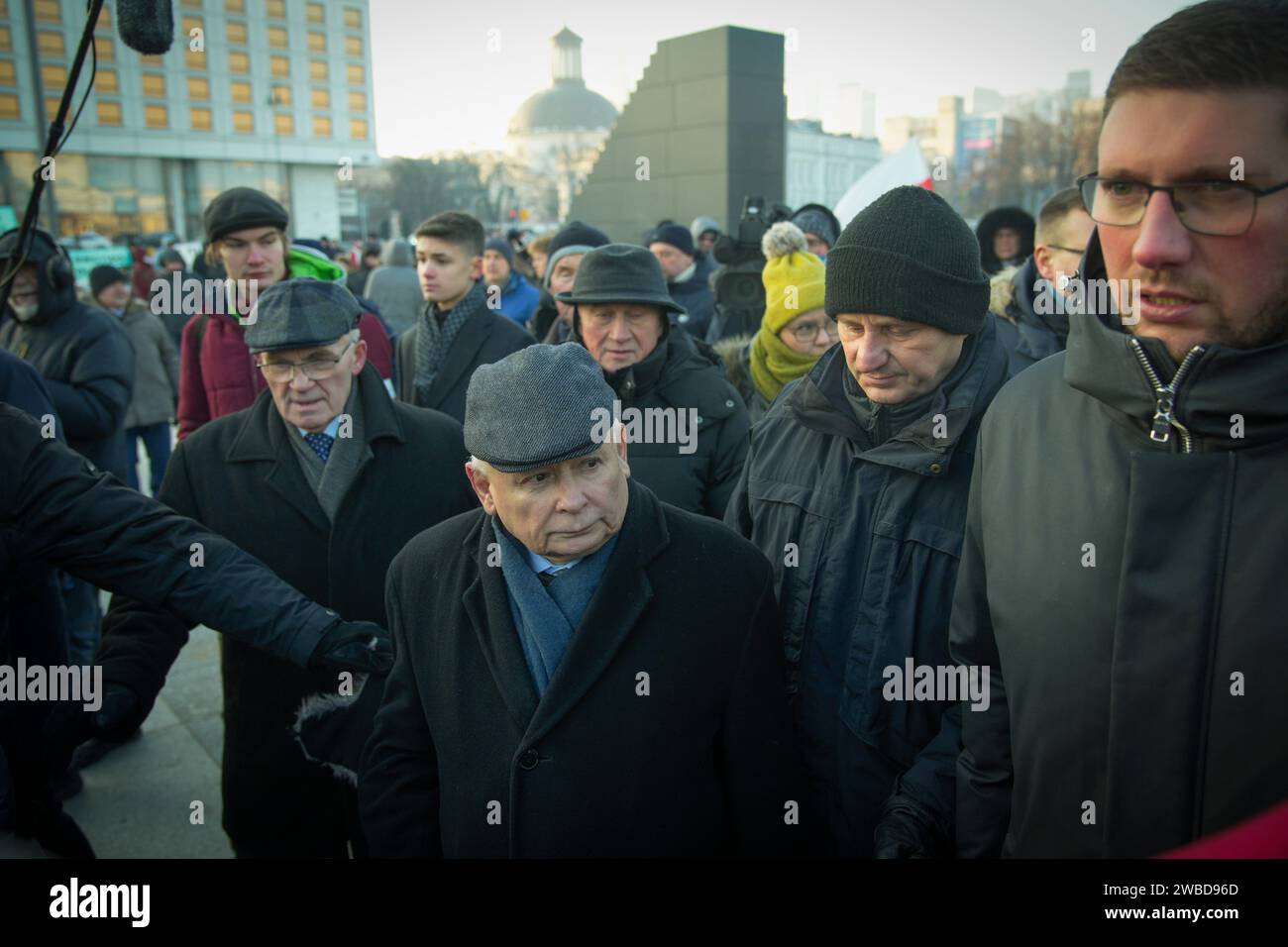 Varsovie, Pologne. 10 janvier 2024. Jaroslaw Kaczynski avec des partisans et des médias est vu après la cérémonie de commémoration de Smolensk à Varsovie, en Pologne, le 10 janvier 2024. (Photo Jaap Arriens/Sipa USA) crédit : SIPA USA/Alamy Live News Banque D'Images