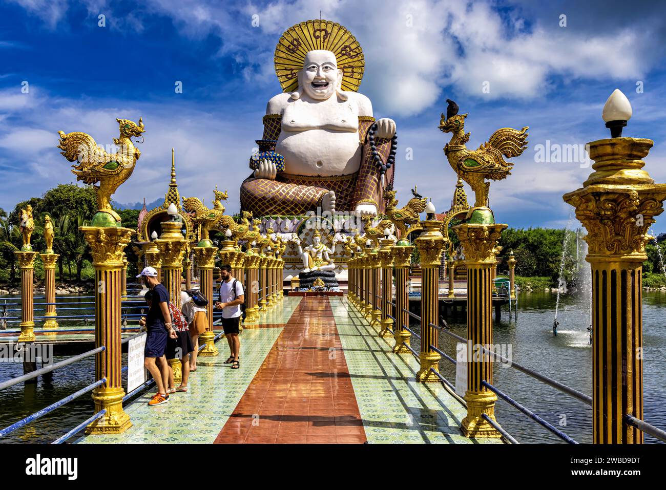 Budai Bouddha statue, et horizon de temple, Wat Plai Laem, Bo Phut, Ko Samui, Thaïlande Banque D'Images