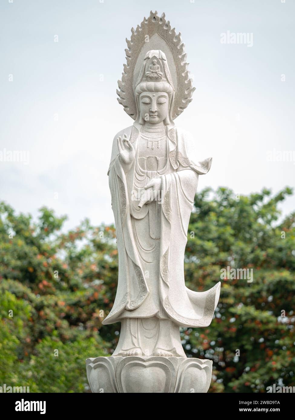 Statue de Guanyin debout ou déesse de la Miséricorde - Chinese Bell Church. Dumaguete City Banque D'Images
