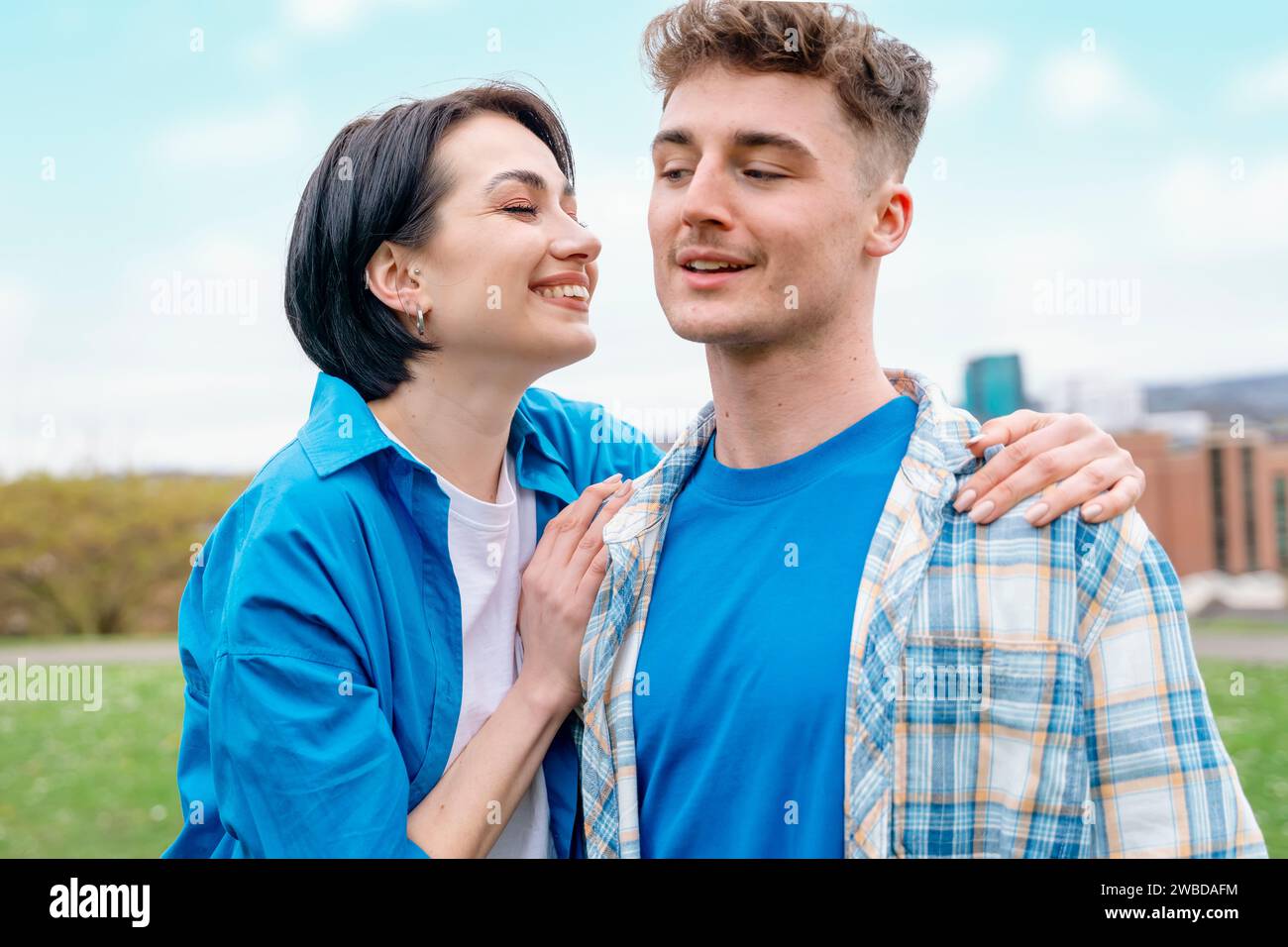 une jeune femme et un homme se sont rencontrés et se sont embrassés dans le parc lors d'une promenade Banque D'Images