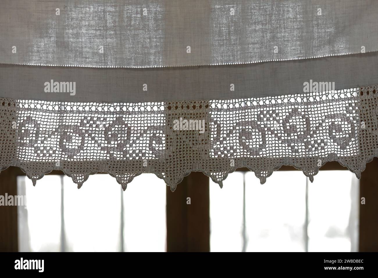 219 rideau de coton fini crochet, fenêtre d'une maison de style ottoman, la plus riche de la ville, dans la partie haute de la vieille ville. Gjirokaster-Albanie. Banque D'Images