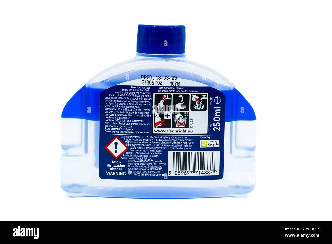 Irvine, Écosse, Royaume-Uni-21 juillet 2023 : bouteille de nettoyant pour lave-vaisselle de marque Tesco en plastique recyclable avec des graphiques et des symboles d'avertissement appropriés pour le Banque D'Images