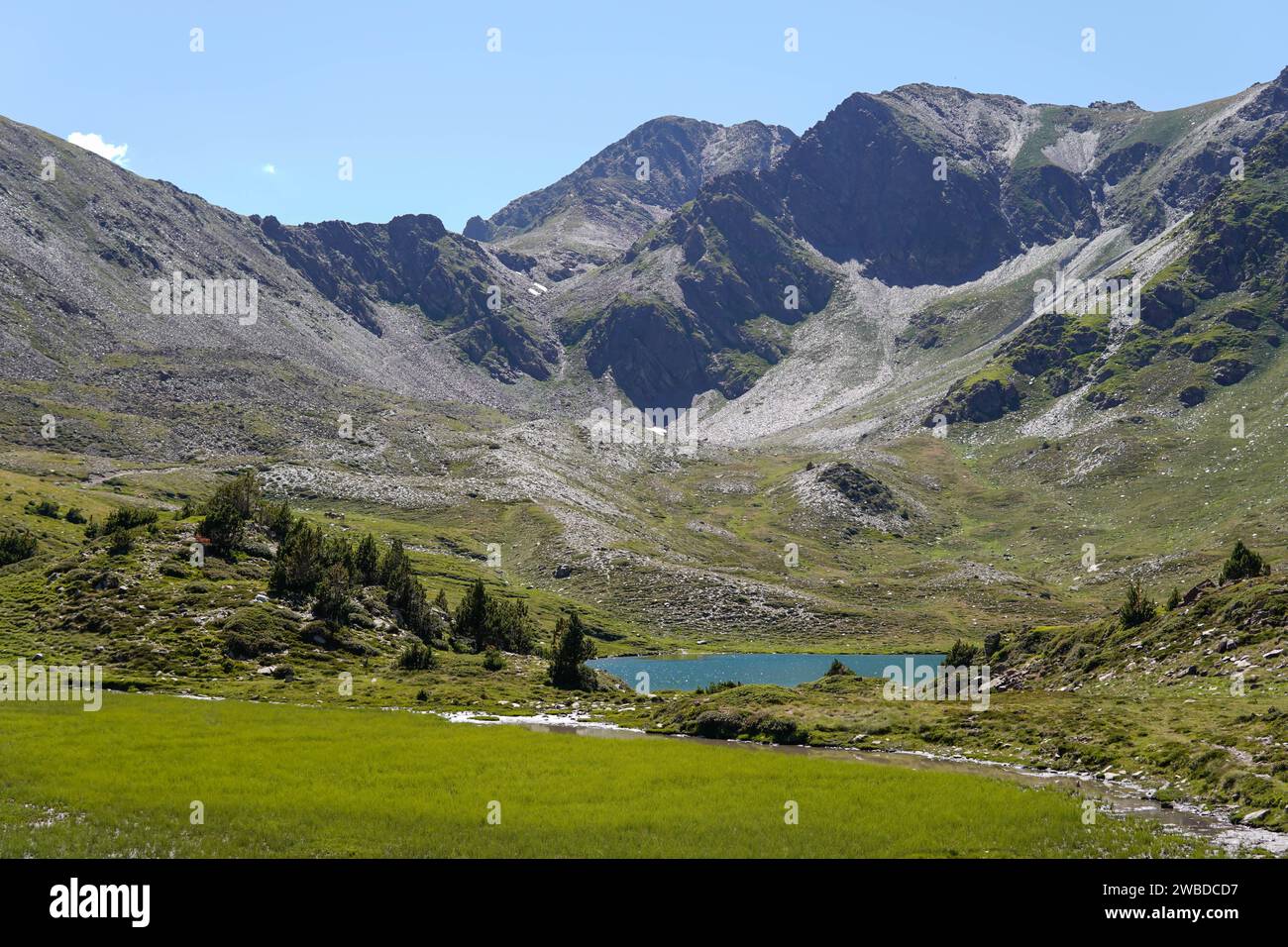 Fantastique panorama du soir sur le lac de montagne. Beauté de la nature concept arrière-plan. Banque D'Images