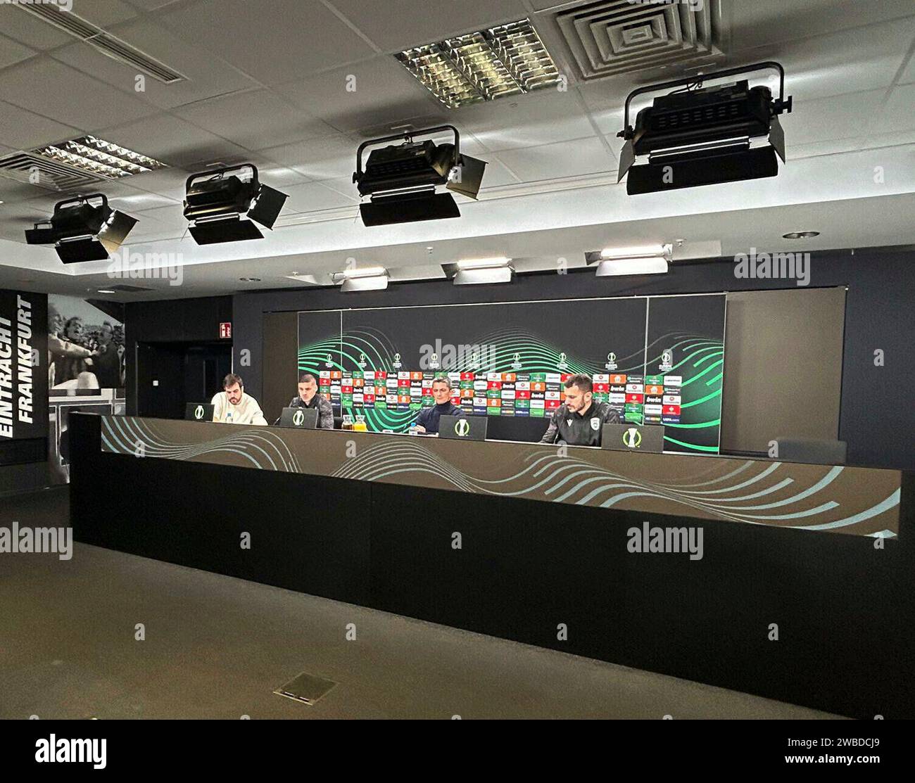 PAOK. Salonikis. Kiril Despodov (2 vo. li. ) Und Trainer. Razvan Lucescu (2 von re. ). Fotografiert beim Fußball Conference League Spiel Eintracht Frankfurt gegen den PAOK Saloniki am 30.11. .2023 à Francfort. Banque D'Images