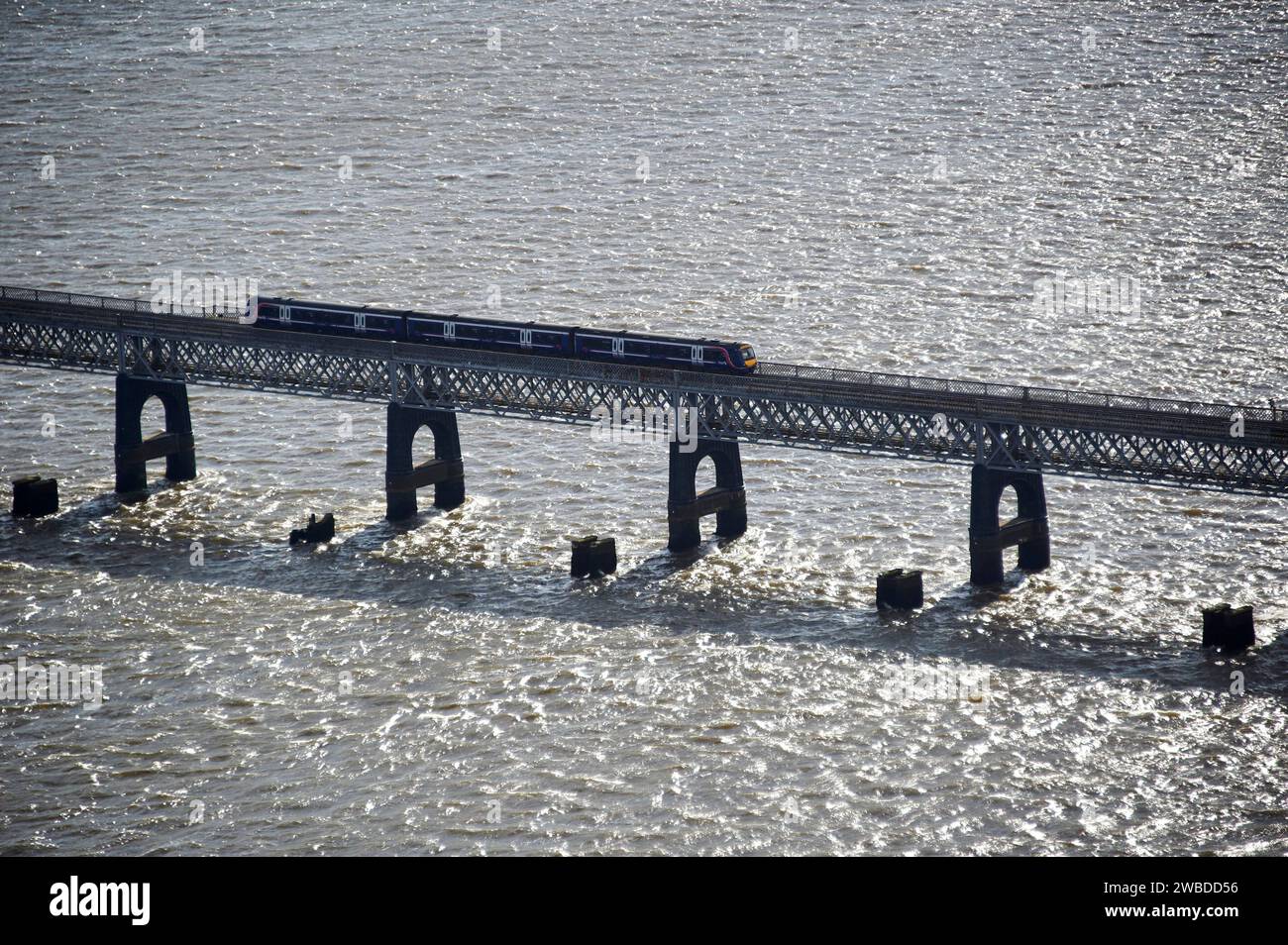 Une photographie aérienne d'un train sur le pont de Tay, Dundee, Écosse, Royaume-Uni Banque D'Images