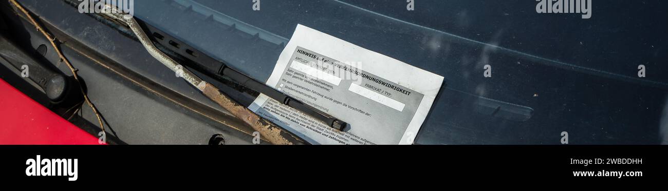 Billet de parking panoramique sur la fenêtre d'une voiture garée Banque D'Images