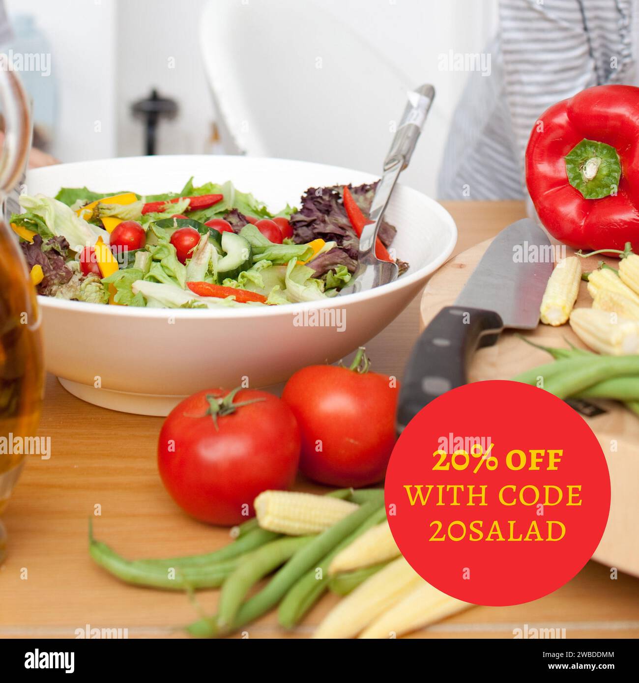 Composite de 20 % de réduction avec code 20RRTtext sur table avec salade de légumes. Image isolée, vente, shopping, code, information, nourriture et boissons Banque D'Images
