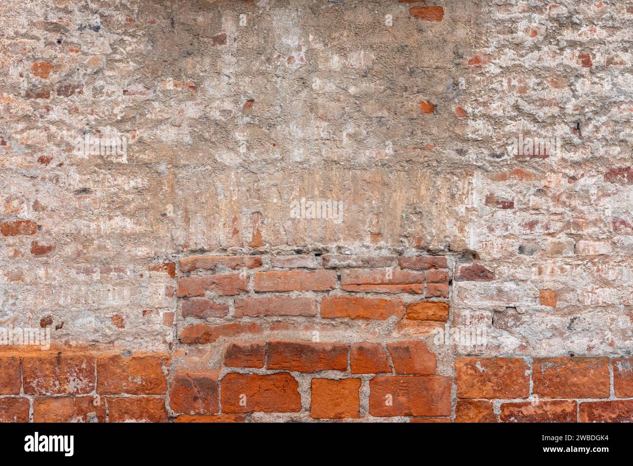 Ancienne texture de mur avec plâtre et fond pelant avec brique exposée. Fond de mur avec plâtre et brique et fenêtre murale avec brique. Idéal Banque D'Images