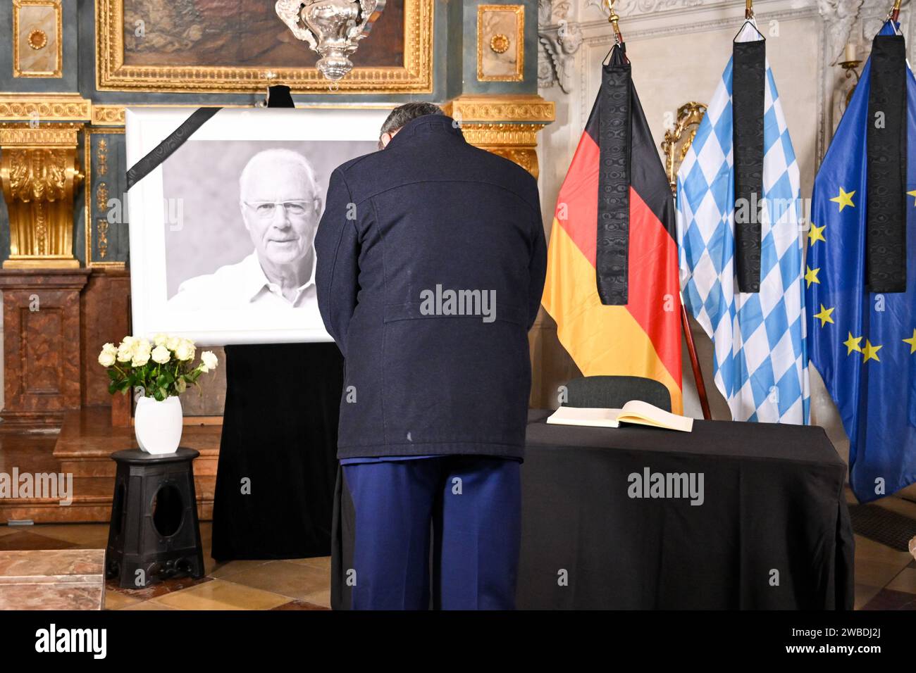 Munich, Allemagne. 10 janvier 2024. Football : Markus Söder (CSU), ministre-président bavarois, s'incline devant le portrait de Franz Beckenbauer après avoir signé le livre de condoléances du gouvernement bavarois dans la chapelle de la Cour de la Résidence. Beckenbauer est décédé le dimanche 7 janvier 2024 à l'âge de 78 ans. Crédit : Tobias Hase/dpa - ATTENTION : à usage éditorial uniquement en relation avec un reportage sur la mort de Beckenbauer et seulement avec une mention complète du crédit ci-dessus ; format complet seulement, pas d'extraits, pas de crop/dpa/Alamy Live News Banque D'Images