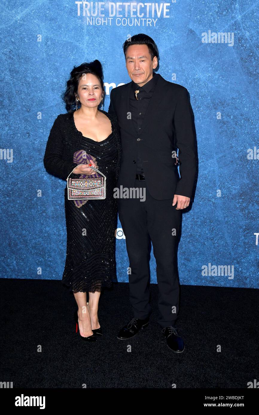Angunnguaq Larsen mit Ehefrau Navaranaaq Larsen BEI der Premiere der HBO TV-Serie True Detective : Night Country im Paramount Theater. Los Angeles, 09.01.2024 *** Angunnguaq Larsen avec sa femme Navaranaaq Larsen lors de la première de la série télévisée HBO True Detective Night Country au Paramount Theater Los Angeles, 09 01 2024 Foto:xD.xStarbuckx/xFuturexImagex Detective_4273 Banque D'Images